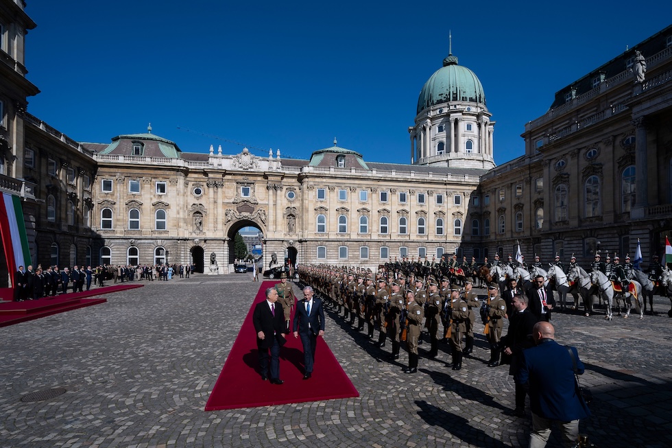 Viktor Orbán col primo ministro israeliano Benjamin Netanyahu durante una cerimonia al castello di Buda, lo scorso 3 aprile