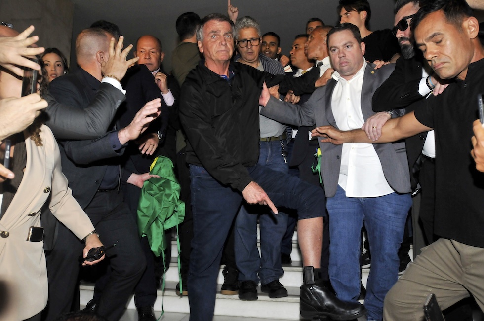 Bolsonaro mostra il braccialetto elettronico durante un incontro in parlamento, a Brasilia il 21 luglio 