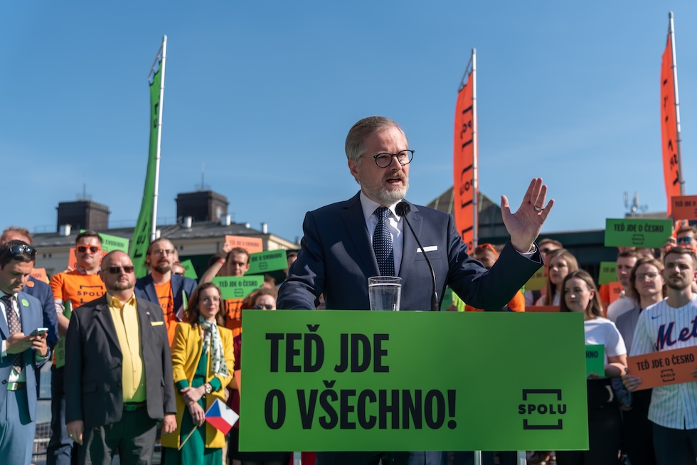 Il primo ministro Petr Fiala durante un comizio dello scorso maggio