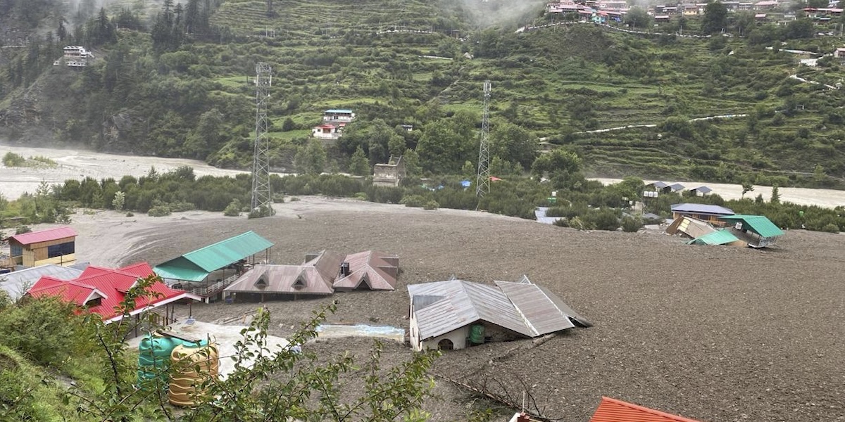 Una frana causata da forti piogge ha travolto la città turistica di Dharali, in India: 4 persone sono morte