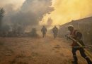 Alcuni pompieri durante le operazioni di contenimento, il 5 agosto