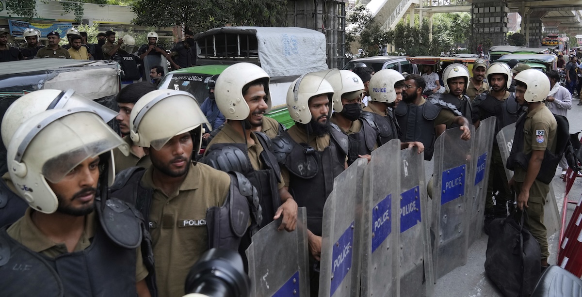 In Pakistan più di 200 persone sono state arrestate durante una manifestazione per chiedere di scarcerare l’ex primo ministro Imran Khan