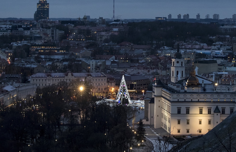 Il Palazzo dei Granduchi di Lituania, illuminato, in una foto di Vilnius del dicembre del 2018
