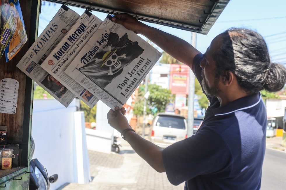 Un venditore di giornali a Jakarta