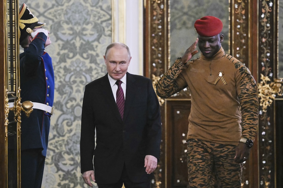 Il presidente russo Vladimir Putin col capo della giunta militare che governa il Burkina Faso, Ibrahim Traoré, il 10 maggio a Mosca 