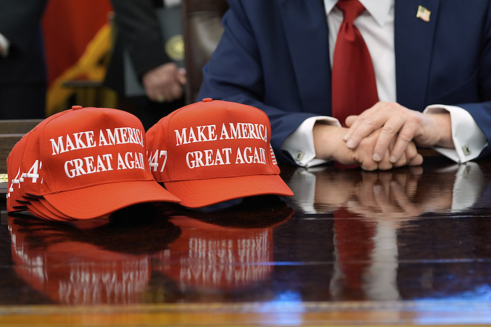 Cappellini MAGA sulla scrivania di Trump nello Studio Ovale della Casa Bianca, aprile 2025 