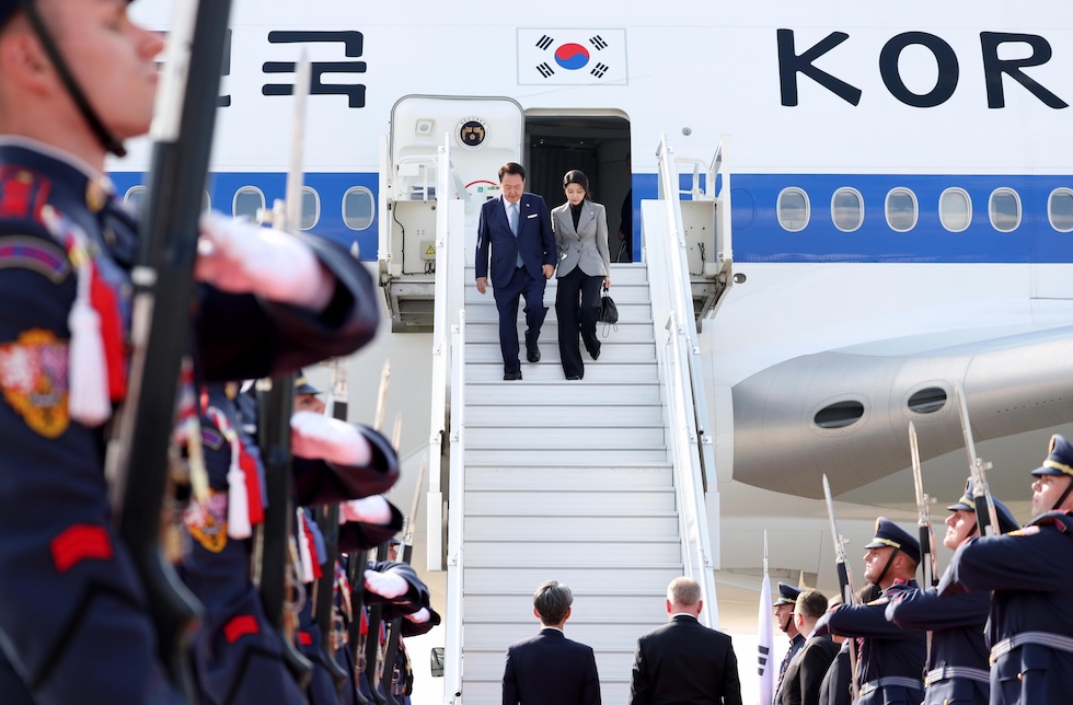 Yoon Suk Yeol e Kim Keon Hee arrivano all'aeroporto di Praga per una visita, nel settembre del 2024