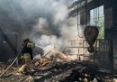 Un pompiere spegne l'incendio causato da un attacco russo contro un magazzino di prodotti alimentari.