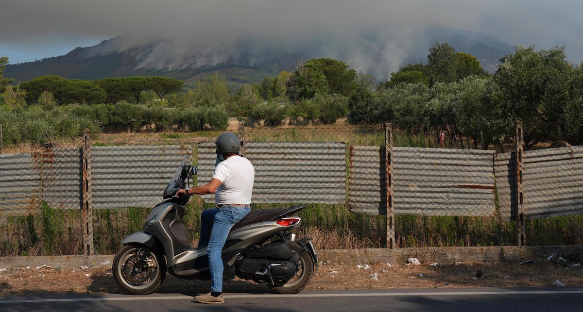 C’è un incendio sulle pendici del Vesuvio
