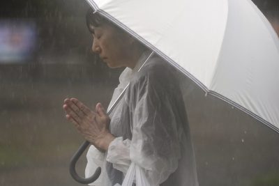 Una persona prega in vista della cerimonia per l'ottantesimo anniversario della bomba atomica statunitense su Nagasaki.