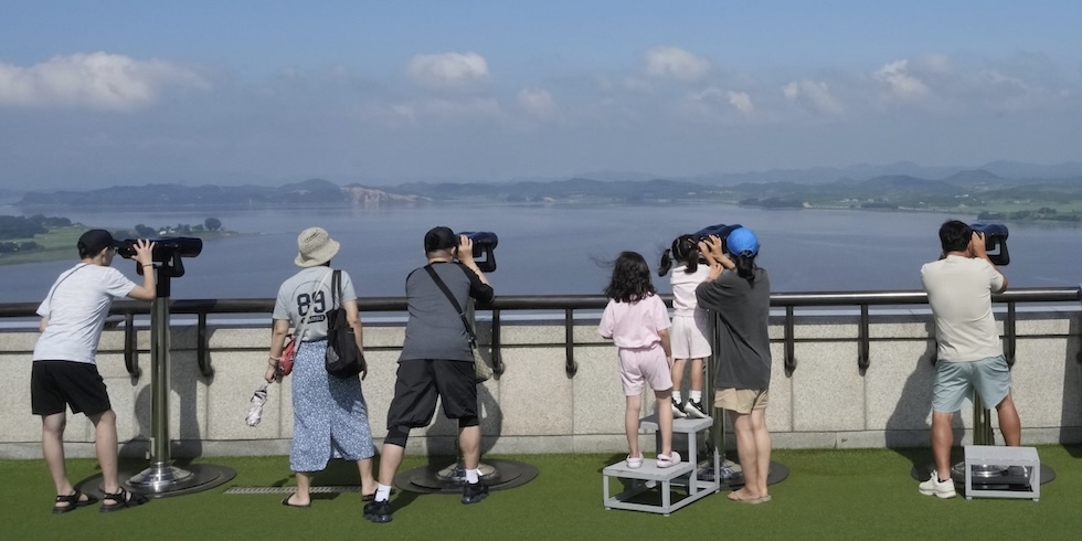 Un gruppo di persone osserva il lato nordcoreano del confine tra Corea del Sud e Corea del Nord dall'osservatorio di Paju, in Corea del Sud