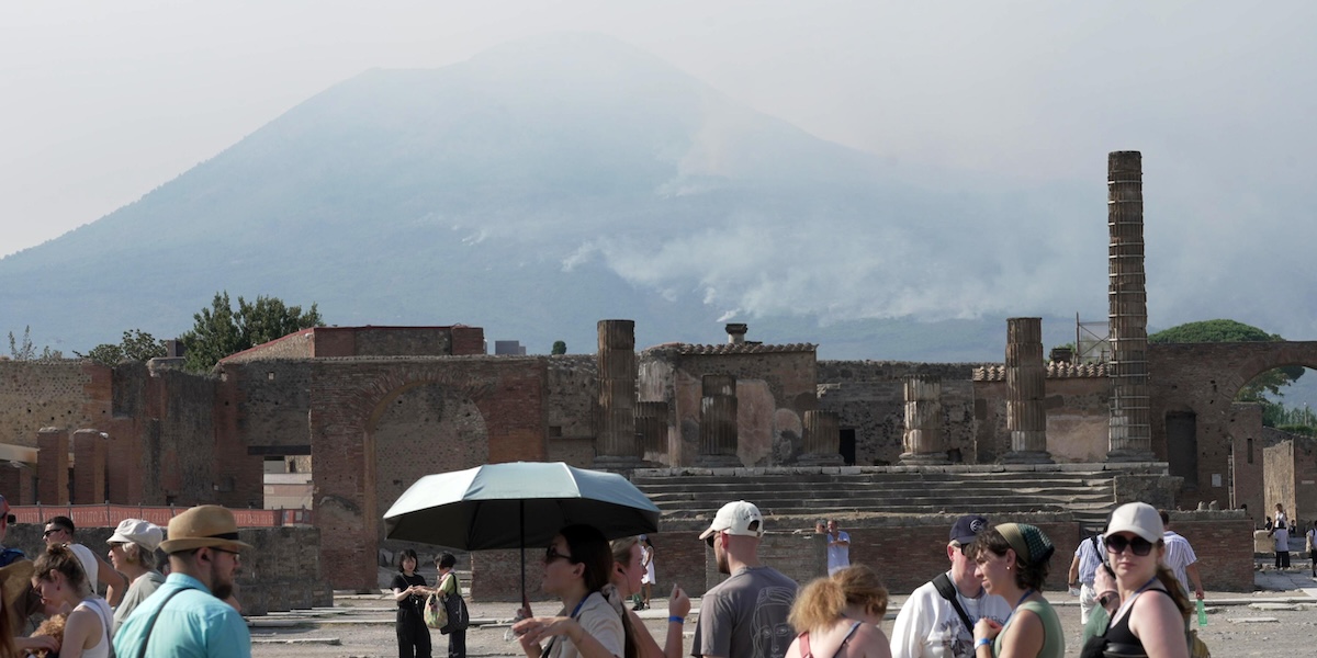 Sono ancora in corso le operazioni per spegnere l’incendio sulle pendici del Vesuvio