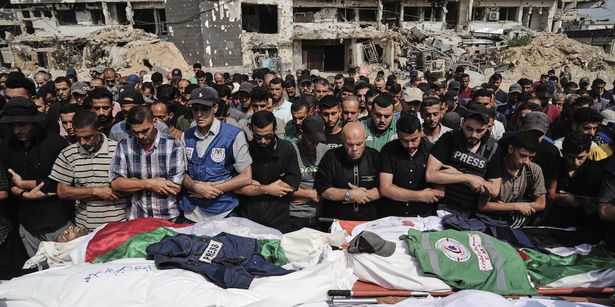 I funerali dei cinque giornalisti di Al Jazeera uccisi da un attacco israeliano su Gaza