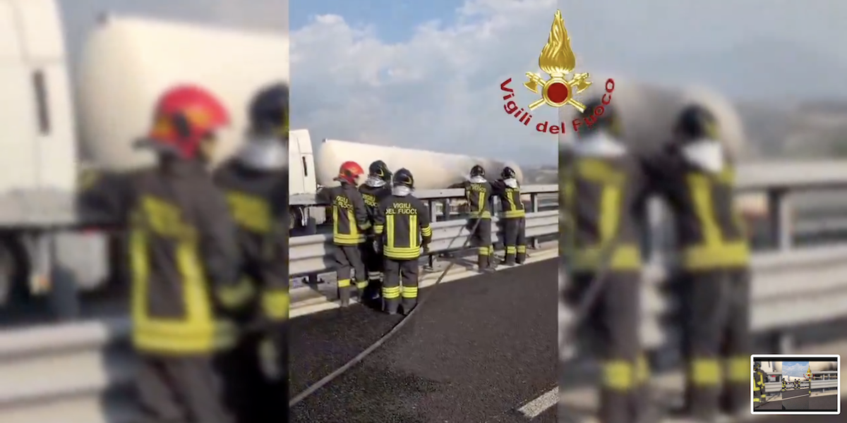 Un tratto dell’autostrada A1 a nord di Roma è stato chiuso a causa dell’incendio di un’autocisterna, e si sono formate lunghe code