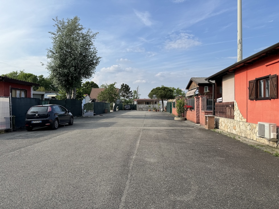 Una strada del campo di via Chiesa Rossa, a Milano
