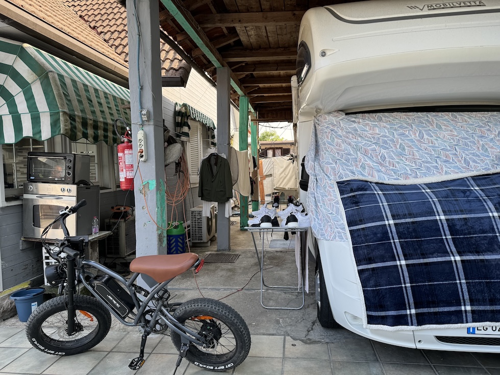 Un'area del campo rom di via Chiesa Rossa, a Milano