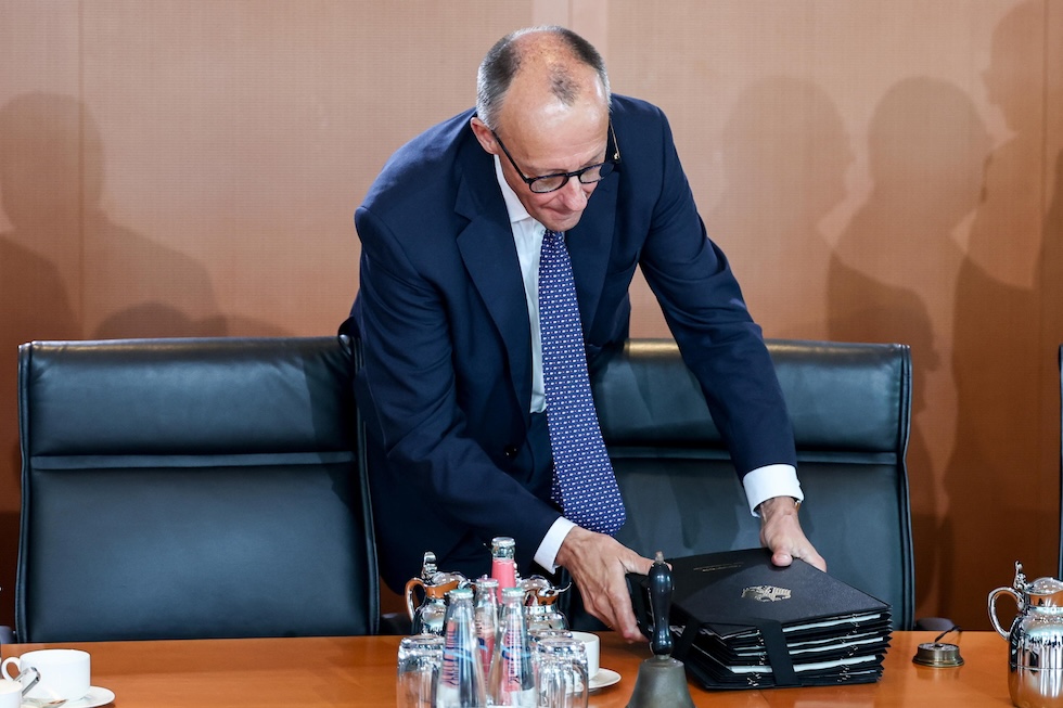 Merz arriva a una riunione del governo, il 6 agosto