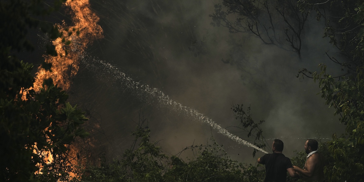 In Grecia ci sono grossi incendi boschivi vicino a Patrasso, a Chios e a Zante