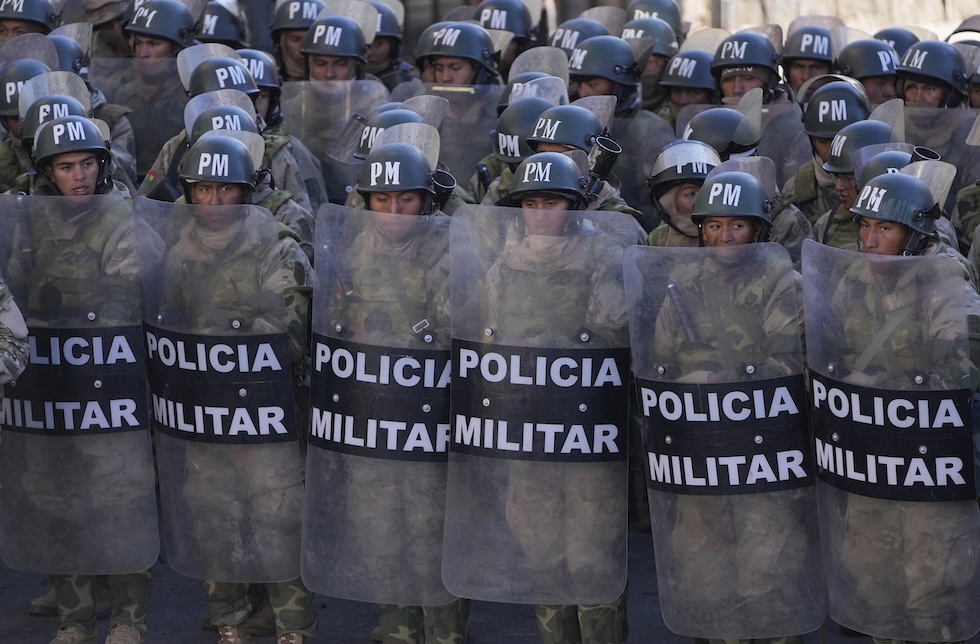 Agenti della polizia militare boliviana, in una foto dello scorso giugno 