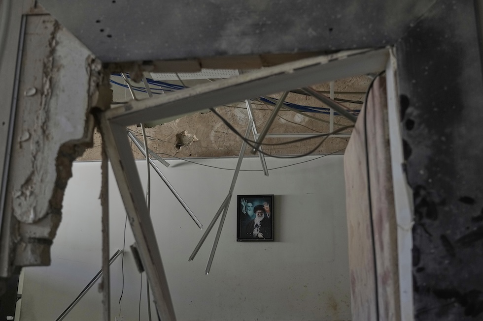 Un ritratto di Ruhollah Khomeyni, guida suprema dell'Iran tra il 1979 e il 1989, su un muro di Evin, il 29 giugno 