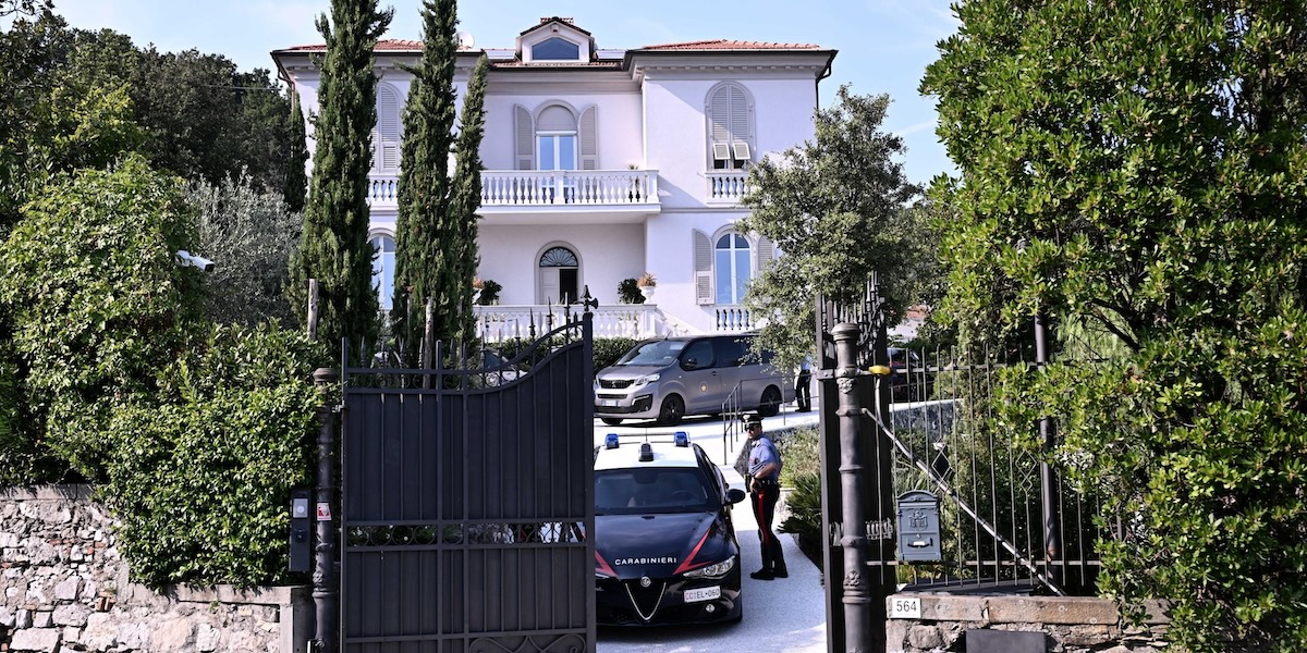 Alla Spezia una donna è stata uccisa dall’ex marito, il cui braccialetto elettronico “antistalking” non funzionava