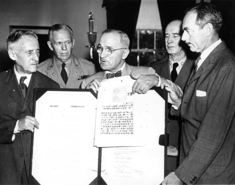 Il presidente statunitense Harry S. Truman mostra la resa incondizionata firmata dal Giappone il 2 settembre, alcuni giorni dopo alla Casa Bianca 
