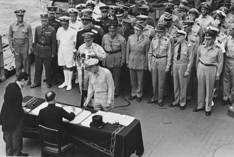 Il ministro degli Esteri giapponese, Mamoru Shigemitsu, firma la resa incondizionata a bordo della nave USS Missouri, nel porto di Tokyo, il 2 settembre del 1945
