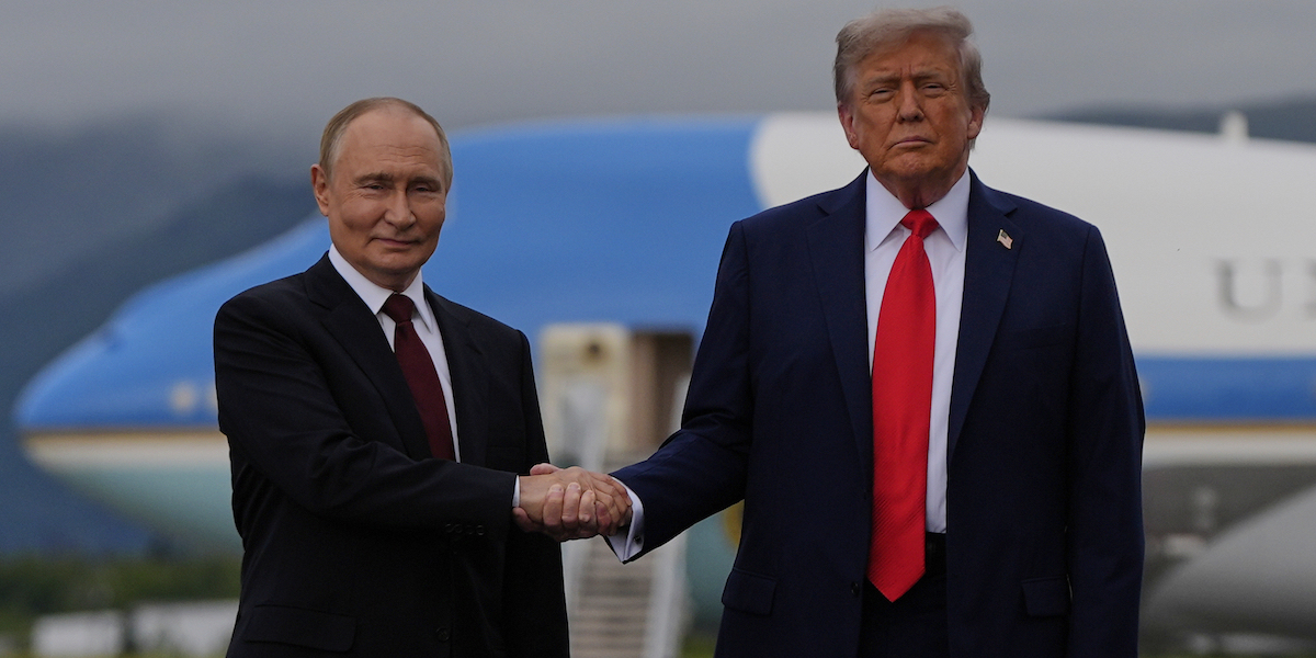 Leggi l'articolo: La stretta di mano tra Donald Trump e Vladimir Putin ad Anchorage, in Alaska