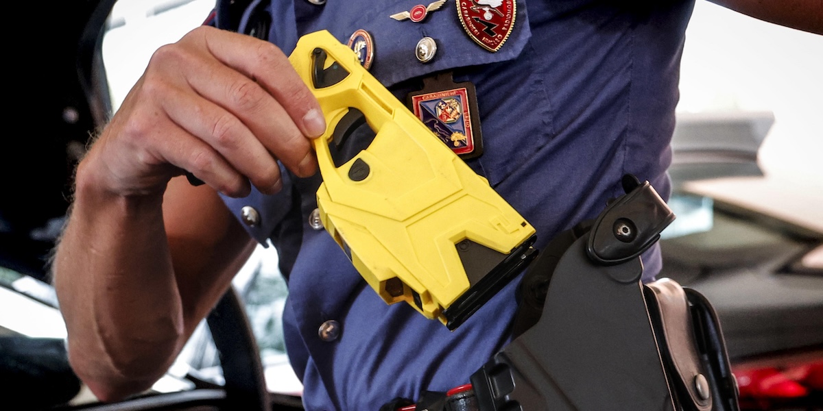 A Olbia un uomo ha avuto un arresto cardiaco ed è morto dopo che i carabinieri lo avevano colpito con un taser