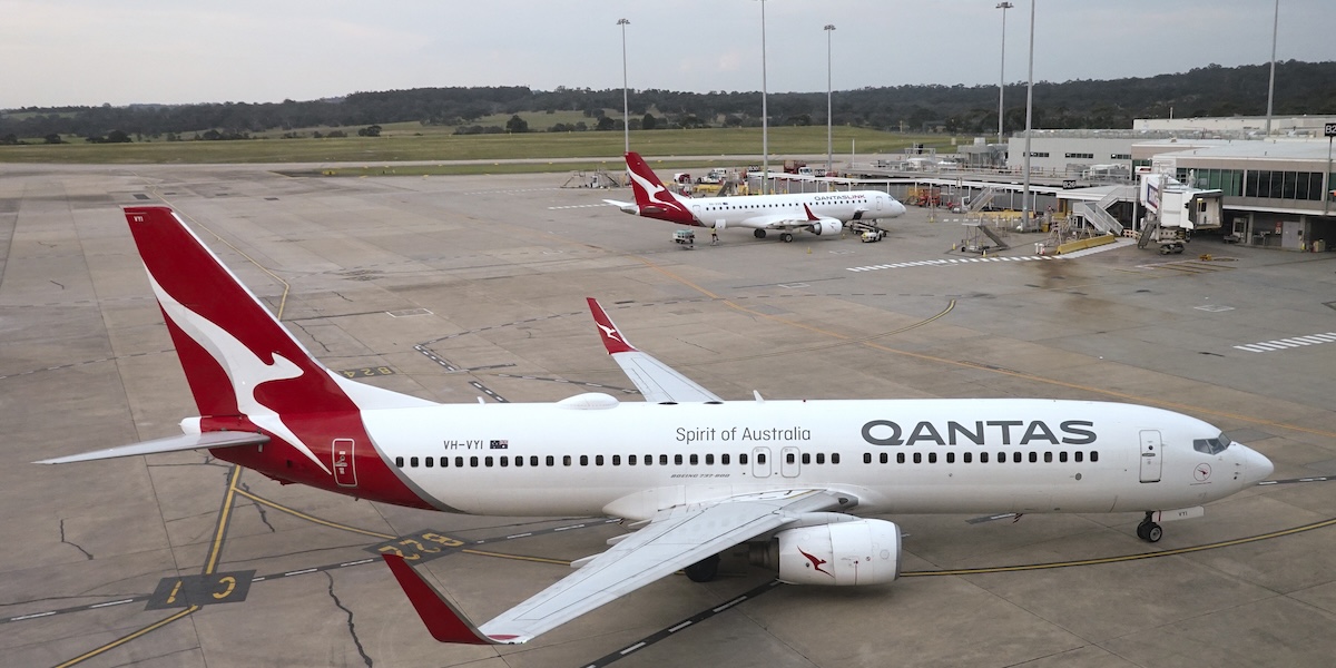 La compagnia aerea australiana Qantas è stata multata per aver licenziato 1.820 lavoratori durante la pandemia