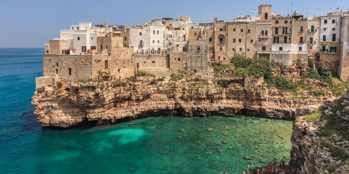 A Polignano a Mare un turista di 23 anni è morto per aver sbattuto la testa in un tuffo da una scogliera