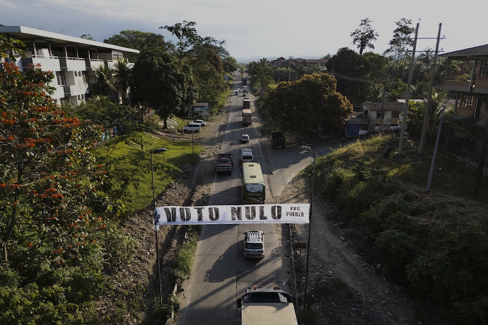 Uno striscione che fa propaganda per il voto nullo, a Villa Tunari, il 15 agosto
