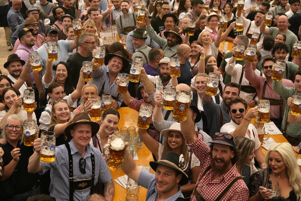 Partecipanti all'Oktoberfest a Monaco di Baviera, nel 2024