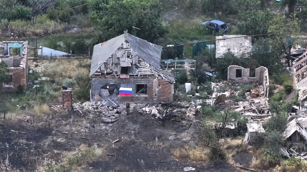 Frame di un video diffuso dal Ministero della difesa russo che mostra un soldato nei pressi della città di Chasiv Yar, nel Donetsk, a fine luglio