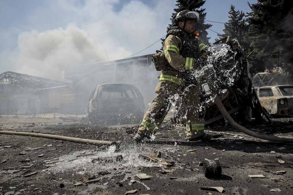 Un pompiere ucraino interviene dopo che un drone russo ha colpito un mercato, a Druzhkivka, nel Donetsk region, il 2 agosto