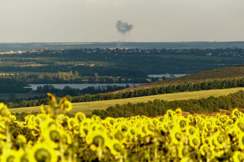 Il fumo di un'esplosione dopo un attacco russo nella regione di Donetsk. il 13 agosto
