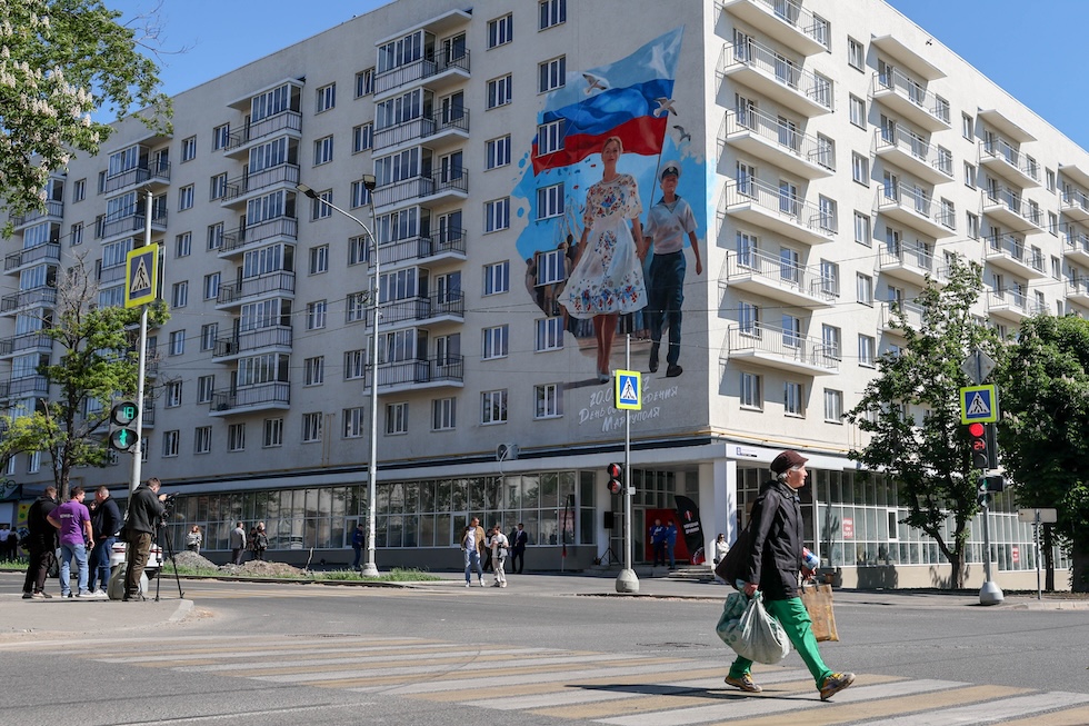 Un murale propagandistico a Mariupol, il 18 maggio