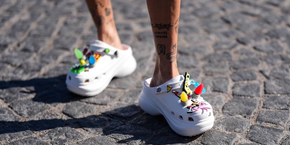 Scarpe Brutte: La Tendenza Inaspettata Che Continua a Dominare la Moda (e Perché)