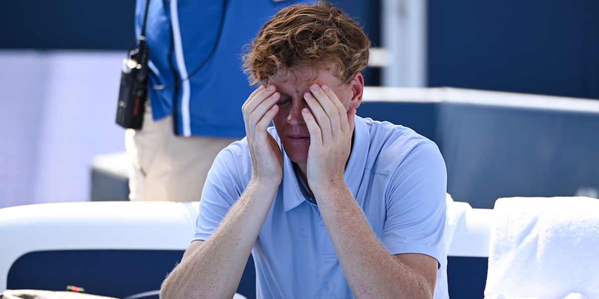 Jannik Sinner dopo essersi ritirato dalla finale del Masters 1000 (Daniel Kopatsch/Getty Images)