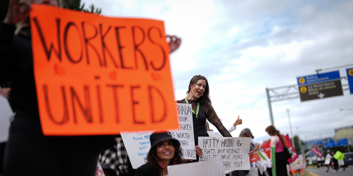 Lo sciopero degli assistenti di volo di Air Canada che ha causato la cancellazione di migliaia di voli è terminato