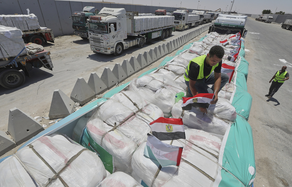 I camion in fila al varco di Rafah, 6 agosto 2026