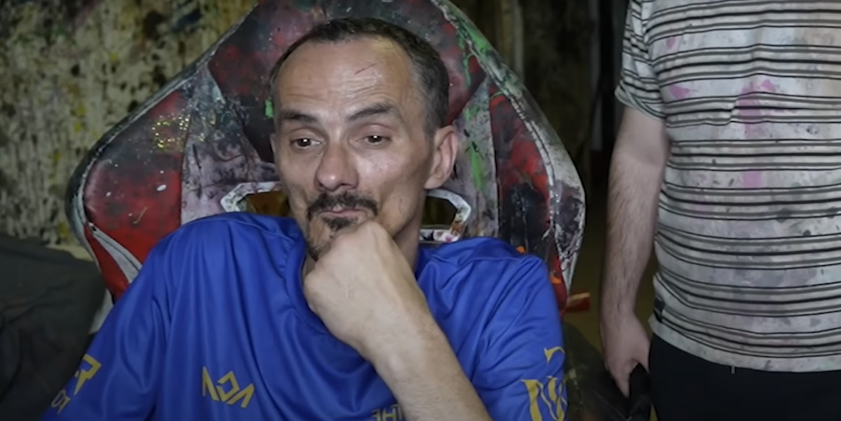 In Francia un uomo che veniva regolarmente picchiato e umiliato in streaming è morto in diretta