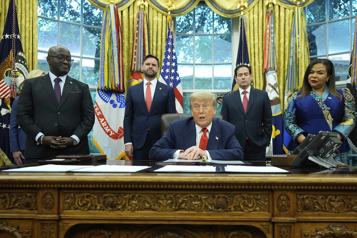 Trump nello Studio Ovale con i ministri degli Esteri di Repubblica Democratica del Congo e Rwanda e, dietro, il vicepresidente J.D. Vance e il segretario di Stato Marco Rubio, 27 giugno 2025 