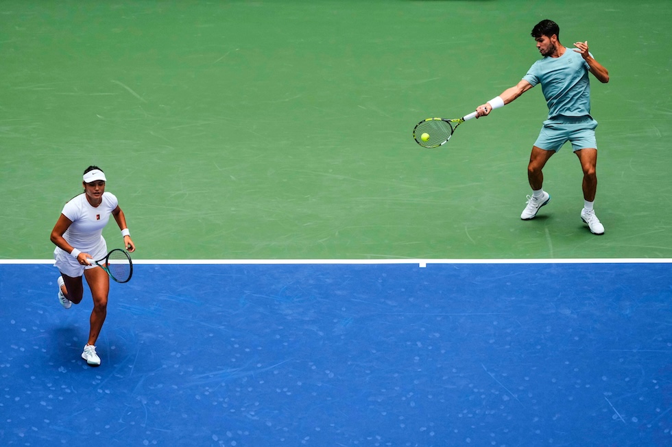 Lo spagnolo Carlos Alcaraz e la britannica Emma Raducanu durante gli ottavi di finale del torneo, 19 agosto 2025 (AP Photo/Yuki Iwamura)