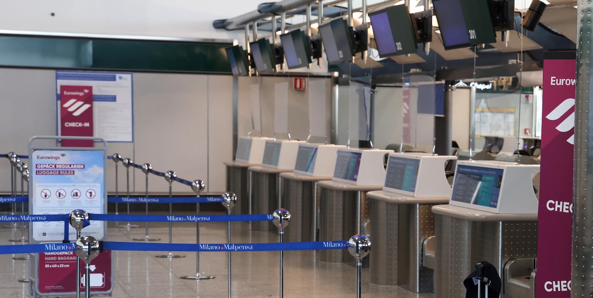 Un uomo ha incendiato e preso a martellate un banco dei check-in dell’aeroporto di Milano Malpensa