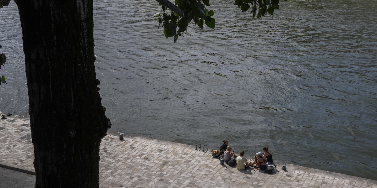 A Parigi è stato fermato un uomo sospettato di aver ucciso alcune persone i cui corpi sono stati trovati nella Senna