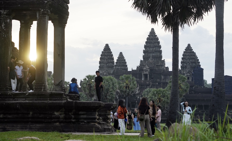 Turisti al tempio di Angkor Wat, in Cambogia, agosto 2024. (AP Photo/Heng Sinith)