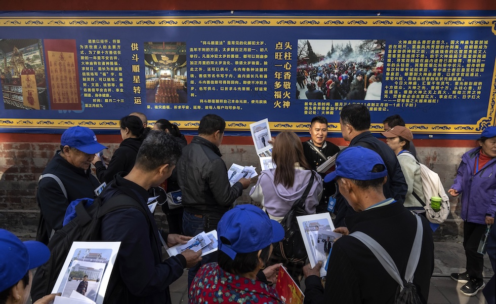 Turisti in visita al tempio taoista Huode Zhenjun, novembre 2023, Pechino, Cina. (Kevin Frayer/Getty Images)