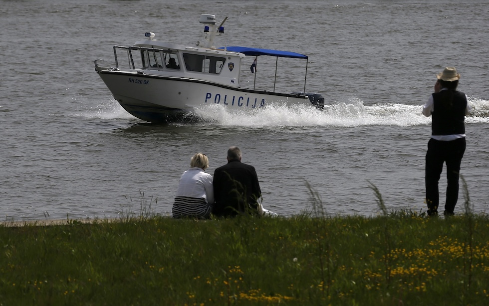 Una pattuglia della polizia croata lungo il Danubio, nel 2015