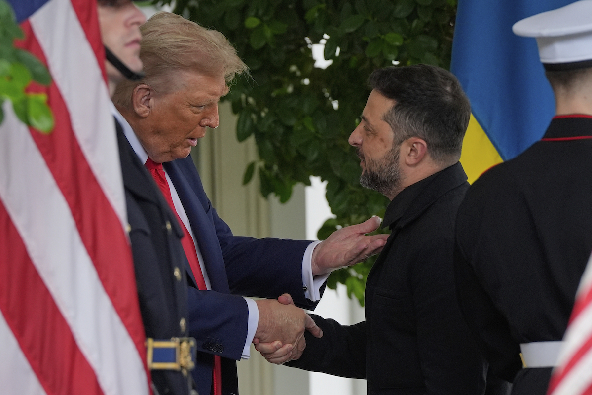 Donald Trump accoglie il presidente ucraino Volodymyr Zelensky il 18 agosto 2025 a Washington
